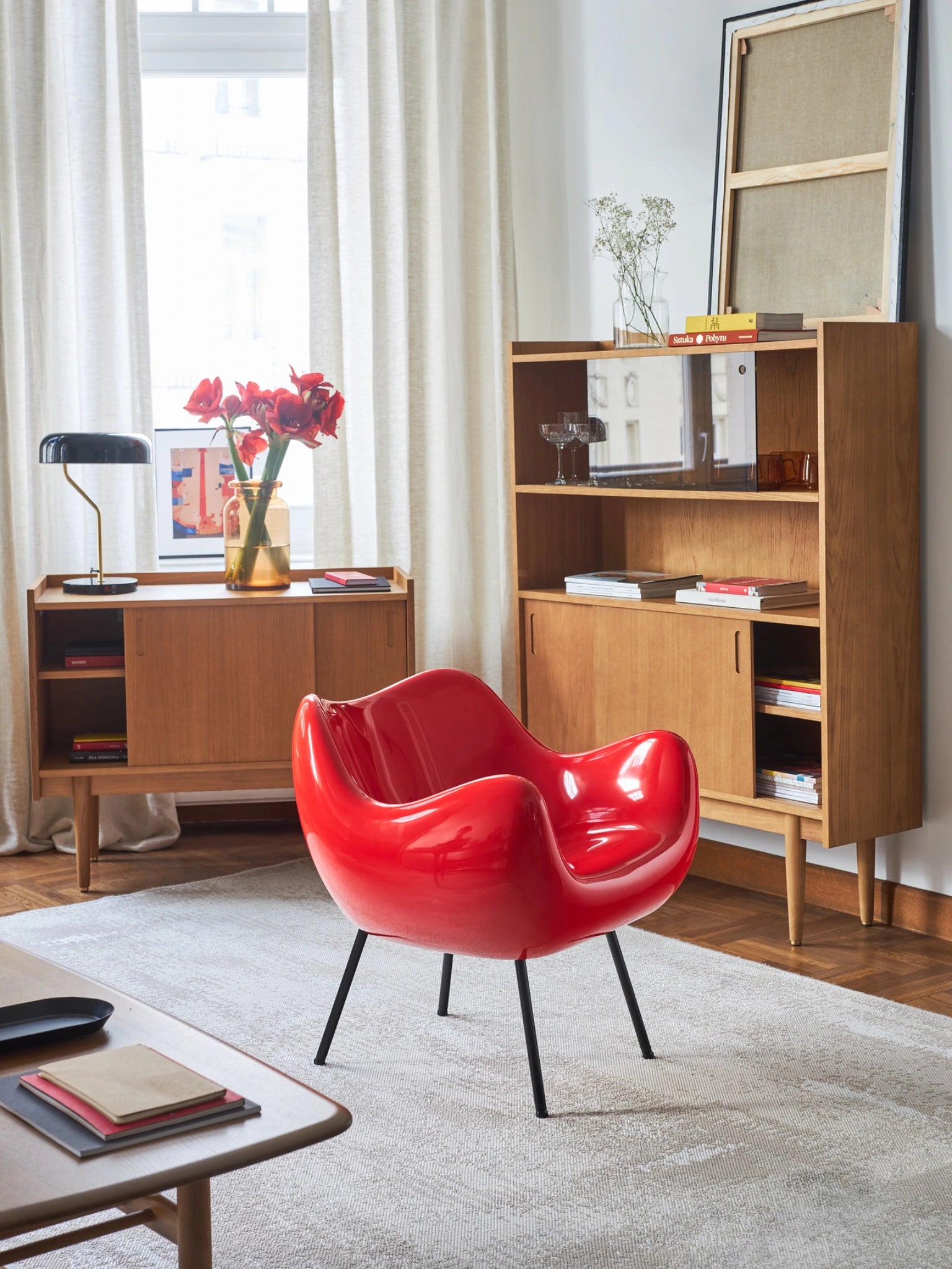 RM58 CLASSIC ARMCHAIR – Red in Glossy Finish